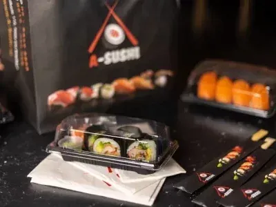 Sushi in een afhaalverpakking van A-Sushi
