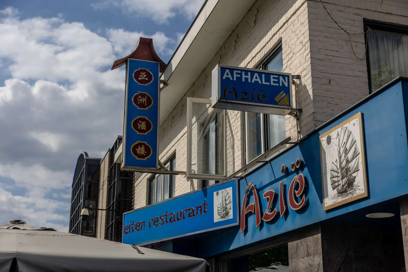 Het uithangbord van Azië met de Chinese karakters en het bord Afhalen