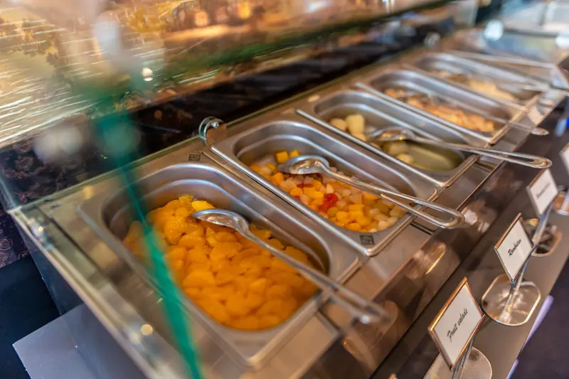 Warme gerechten in het buffet