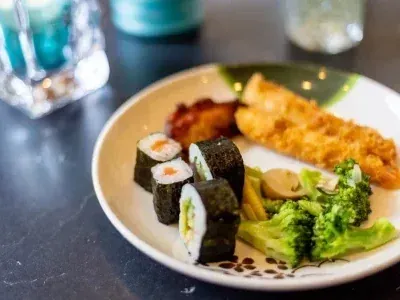 Maki, ebi tempura en groenten op een bord