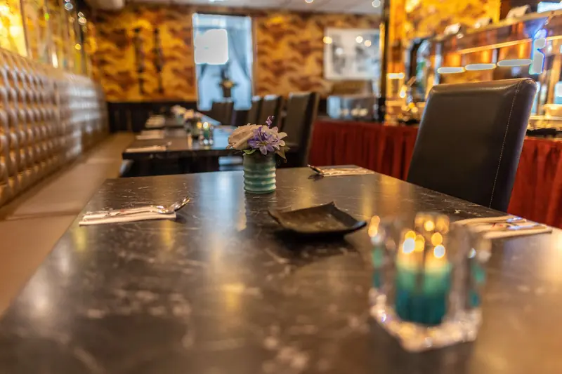 Gedekte tafels in de zaal met theelichtjes