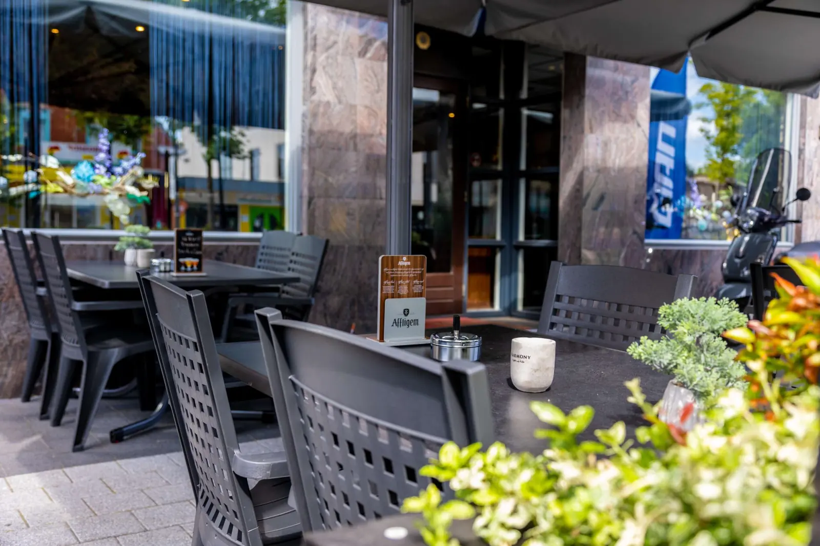 Het terras vlak voor de ingang